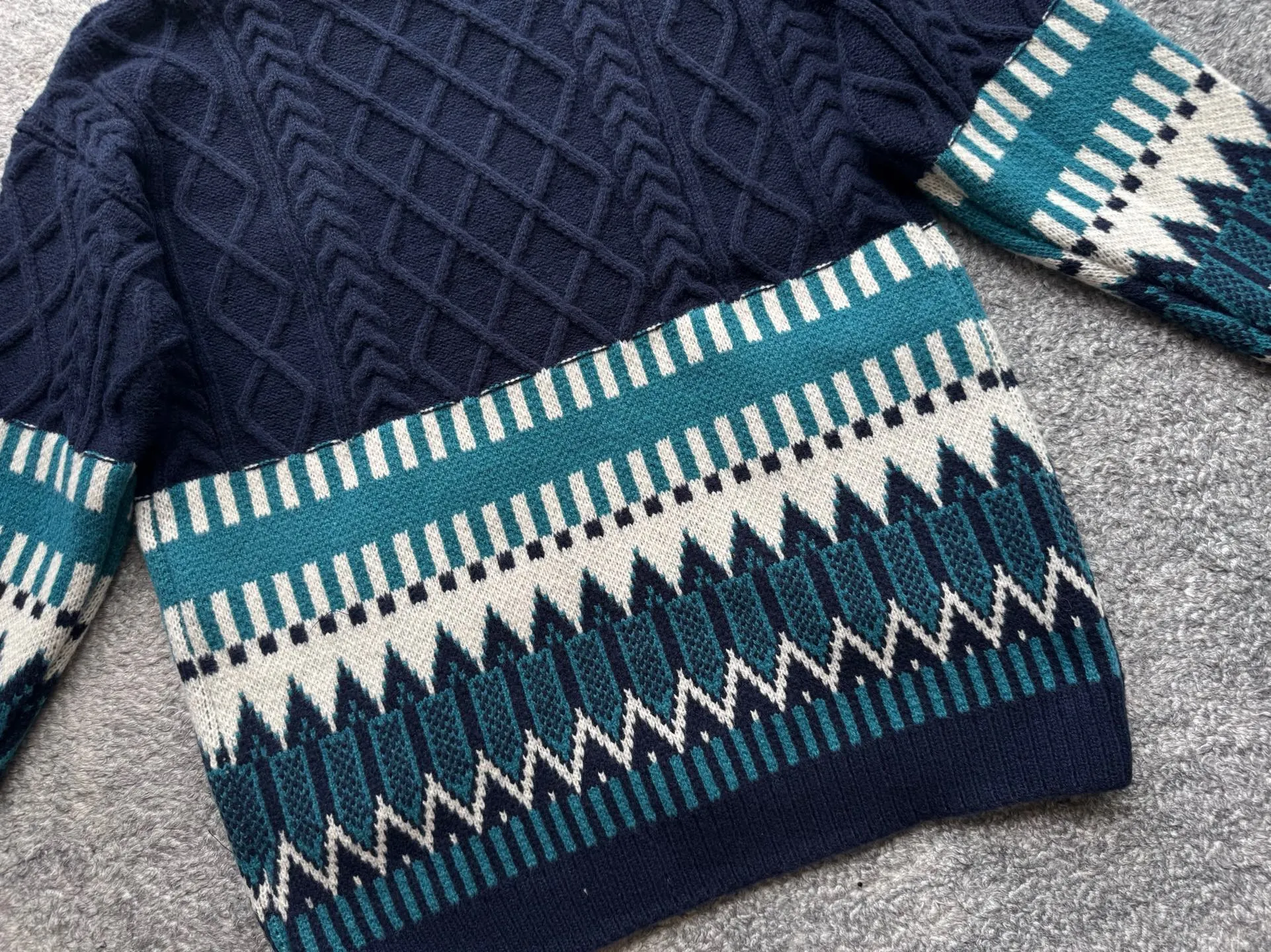 P220 Ralph Lauren old money style cable sweater. The end of the sweater must be twisted! Want to go for an American retro style but are afraid of using too much force? This cable cardigan can be called a "retro dressing cheat"~ ▫️Cable workmanship = the king of retro atmosphere: the three-dimensional cable pattern replicates the texture of American vintage clothes, not deliberately to look old, but with a "sensation of luxury accumulated over time". The moment you put it on, you have the "smell of a male protagonist in a campus movie", and the hair tie was praised as "clothes cheating" when taking photos~ ▫️It doesn't matter your body shape but also hides a lot of fat. It can also be worn by boys with broad shoulders and slightly fat, V The collar can also modify the neck line, making the person look more upright~ Wear it under a coat/down jacket in winter, revealing the cable ties and small red labels, and the sense of layering is directly stunning~ It is perfect with sneakers and leather shoes. American boys rush with their eyes closed, and directly reorganize their wardrobe~ Color: Navy Blue Apricot Size S Height 165-170CM Weight 110-125 M Height 170-175CM Weight 125-140 L Height 175-185CM Weight 140-155